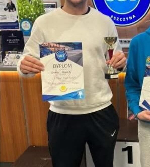 Borys Zgola z pucharem i dyplomem po wygranej w seniorskim turnieju OTK w Pszczynie