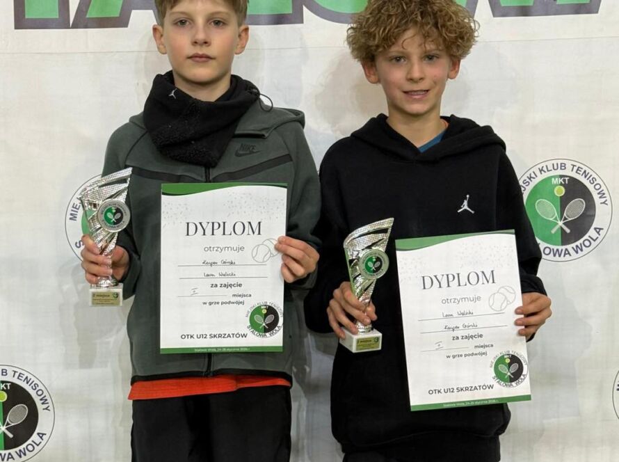 Kacper Górski i Leon Walicki z dyplomami po OTK U12 w Stalowej Woli
