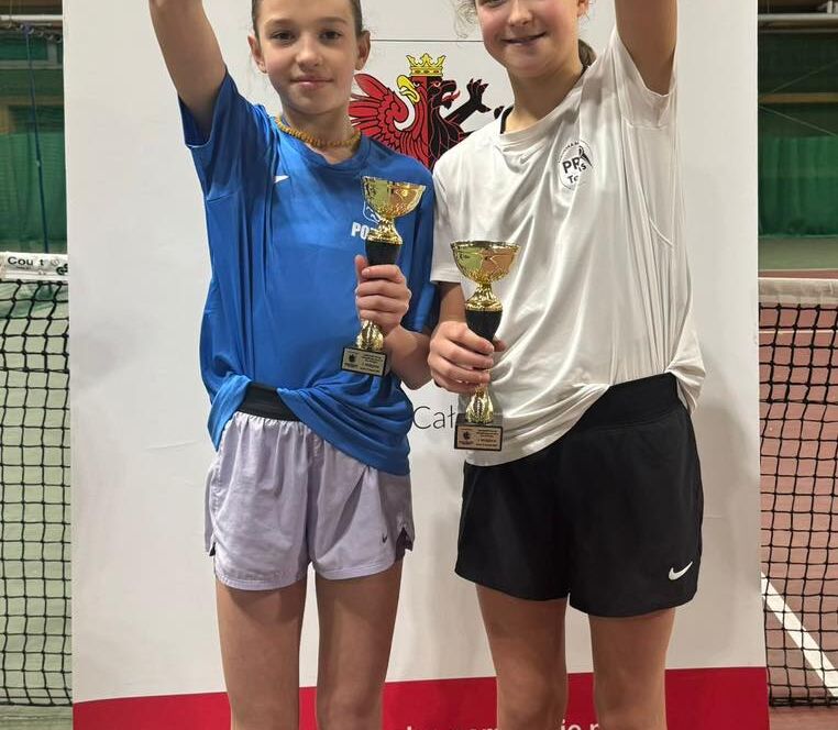 Nina Generalczyk i Wiktoria Wójcik z pucharami po turnieju OTK U12 w Toruniu
