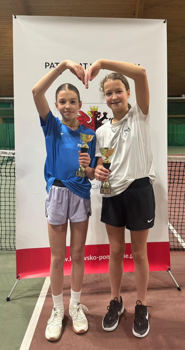 Nina Generalczyk i Wiktoria Wójcik z pucharami po turnieju OTK U12 w Toruniu