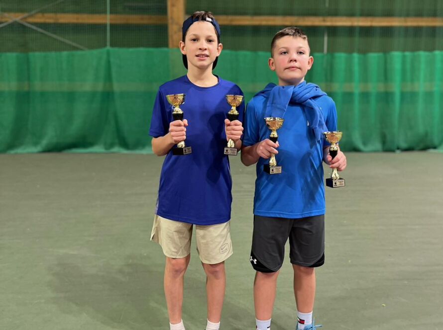 Sergio Kowalczyk i Natan Maćkowiak z pucharami po turnieju OTK