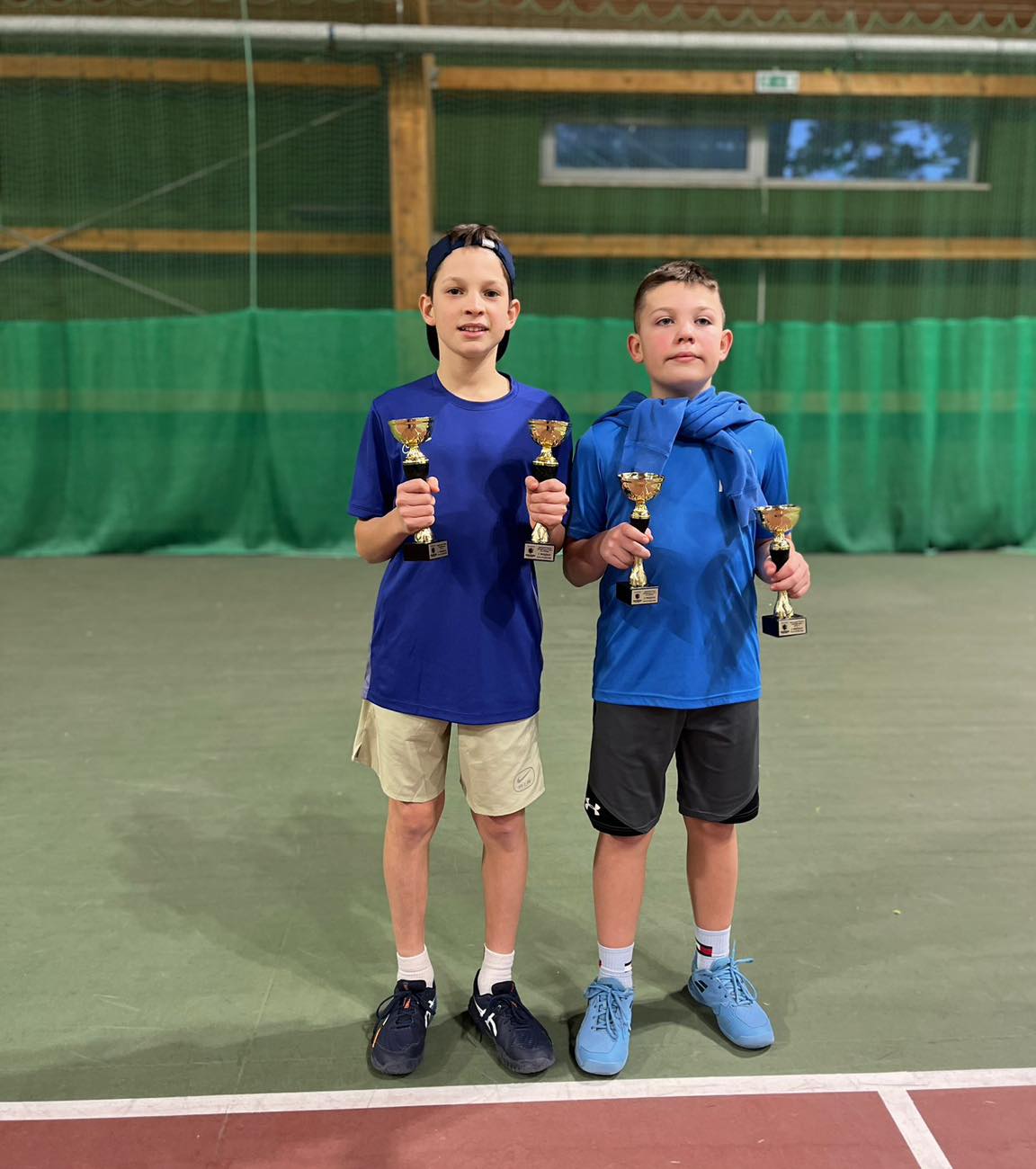 Sergio Kowalczyk i Natan Maćkowiak z pucharami po turnieju OTK