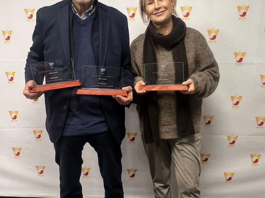 Przedstawiciele AZS Poznań Jacek Muzolf i Krystyna Muzolf z nagrodami podczas gali Polskiego Związku Tenisowego