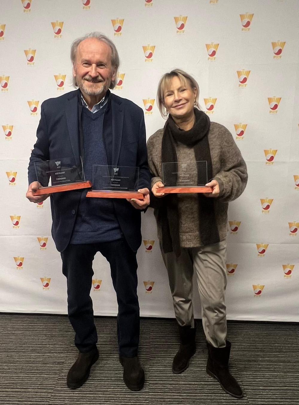 Przedstawiciele AZS Poznań Jacek Muzolf i Krystyna Muzolf z nagrodami podczas gali Polskiego Związku Tenisowego