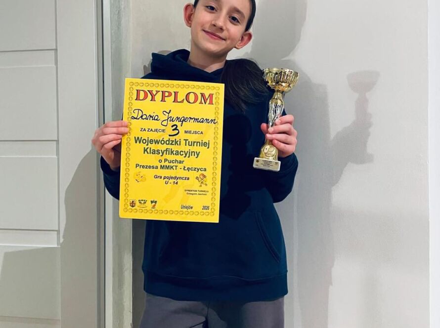 Daria Jungermann z pucharem i dyplomem za 3. miejsce w turnieju WTK U14