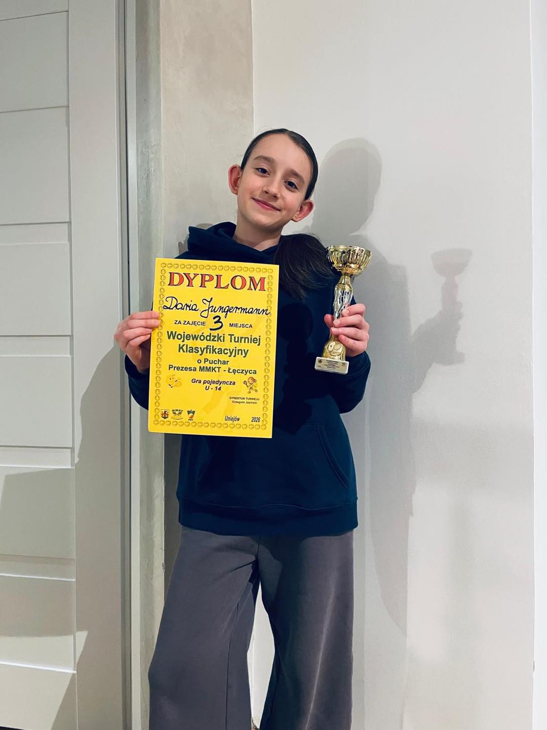 Daria Jungermann z pucharem i dyplomem za 3. miejsce w turnieju WTK U14