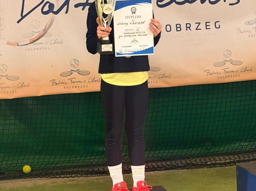 Lilka Walczak z pucharem po WTK U12 w Kołobrzegu
