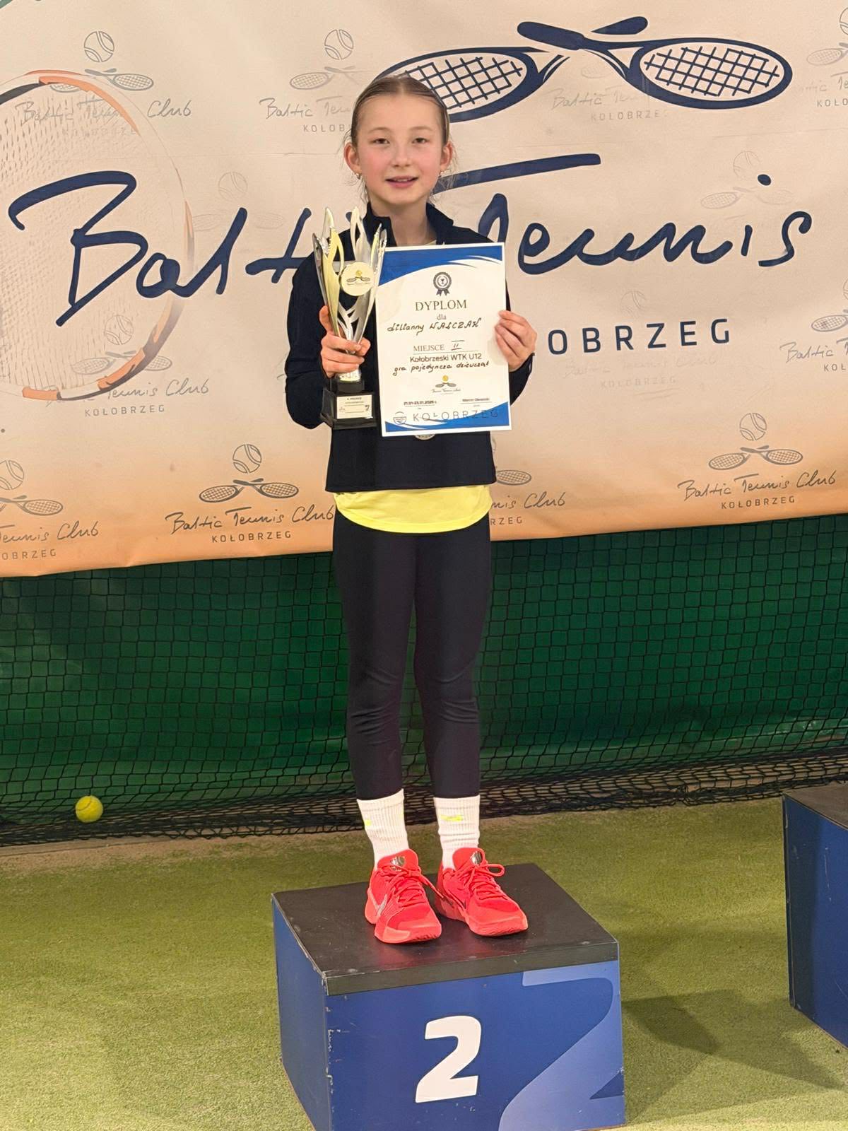 Lilka Walczak z pucharem po WTK U12 w Kołobrzegu